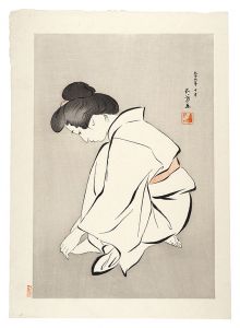爪を切る女